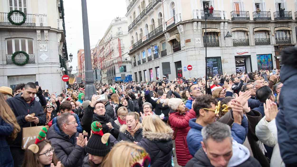 Varias personas celebran las Preuvas en la Puerta del Sol. EP.