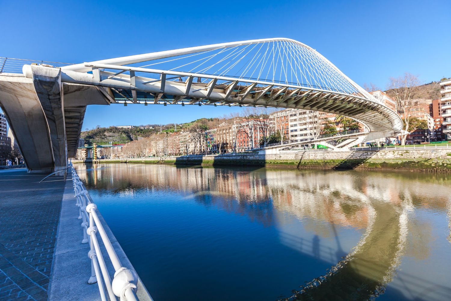 Puente Zubizuri, en Bilbao, obra de Calatrava