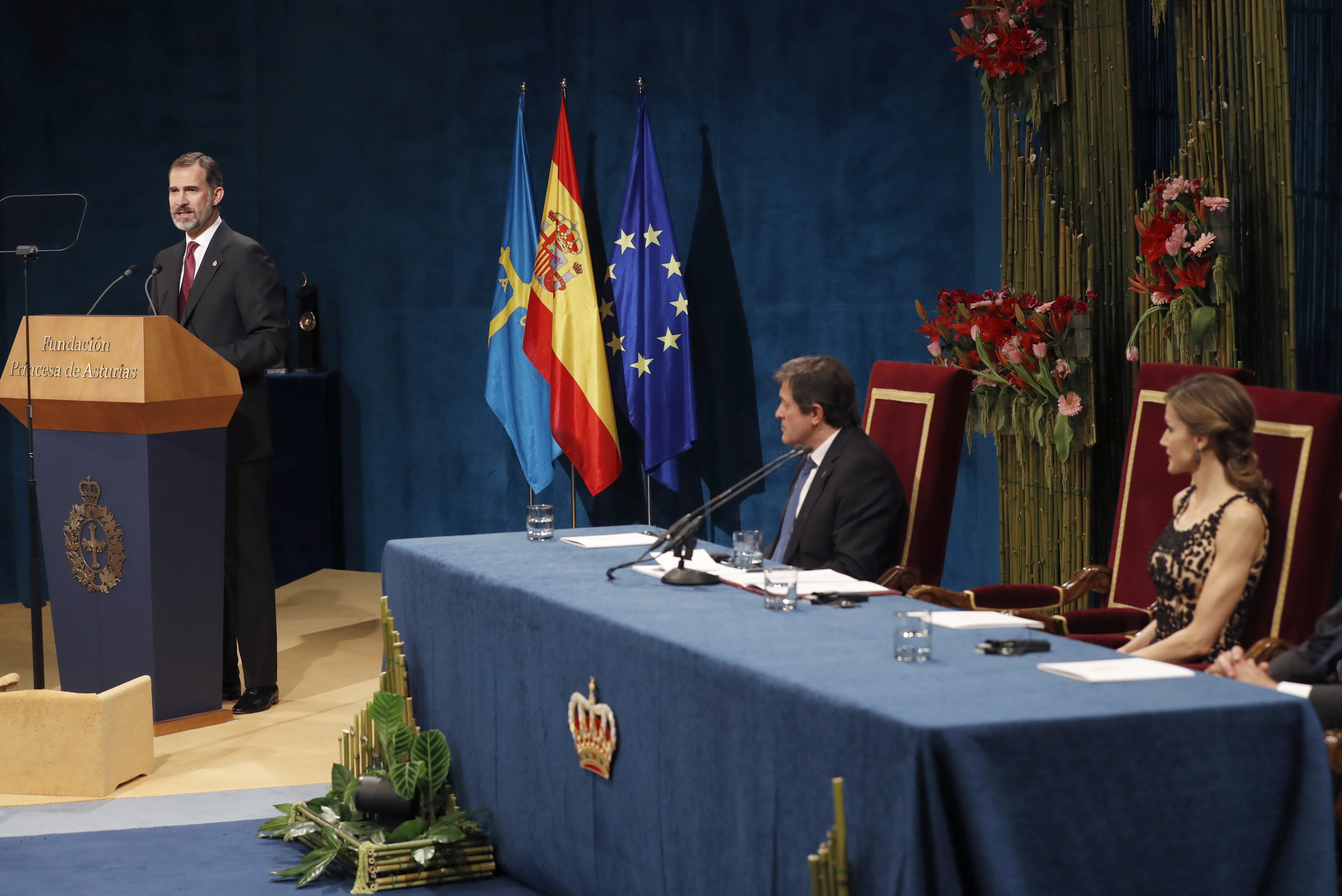 El Rey Felipe pronuncia su discurso durante la ceremonia de entrega de los Premios Princesa de Asturias 2016.