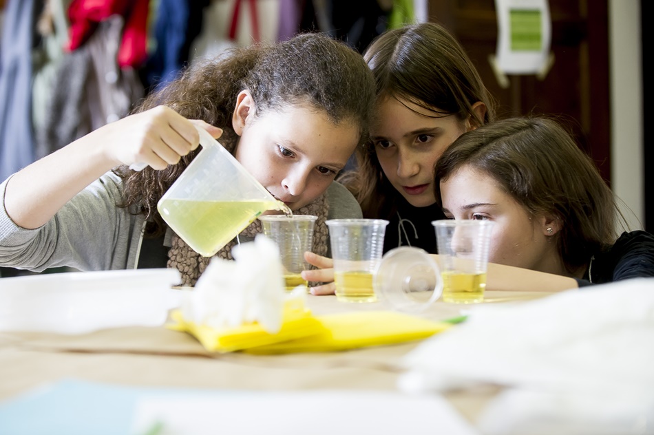 Los talleres, campamentos y actividades extraescolares de Escuelab se dirigen a menores de 6 a 14 años.