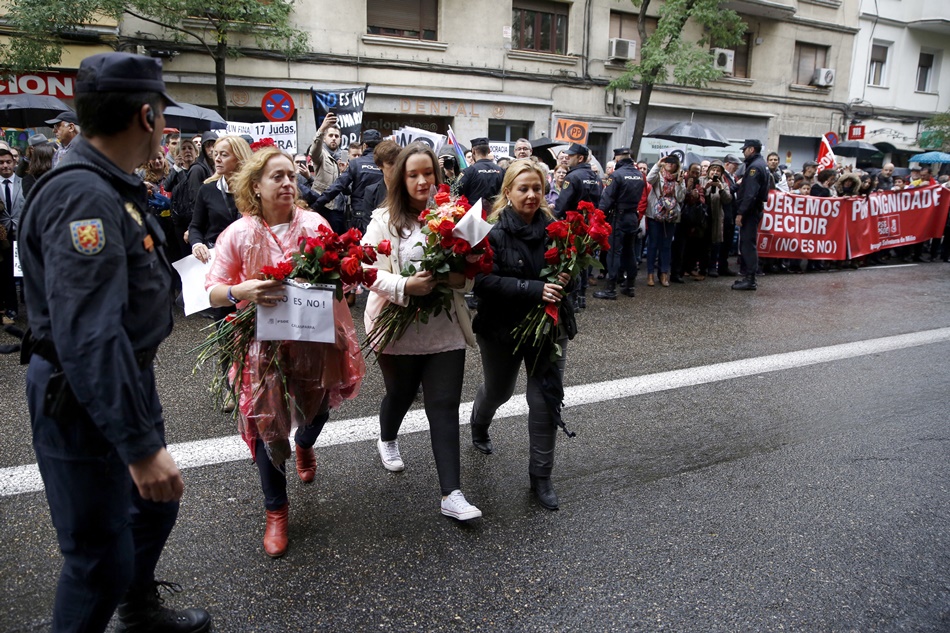 Varias decenas de personas se concentran ante la sede socialista de Madrid. 