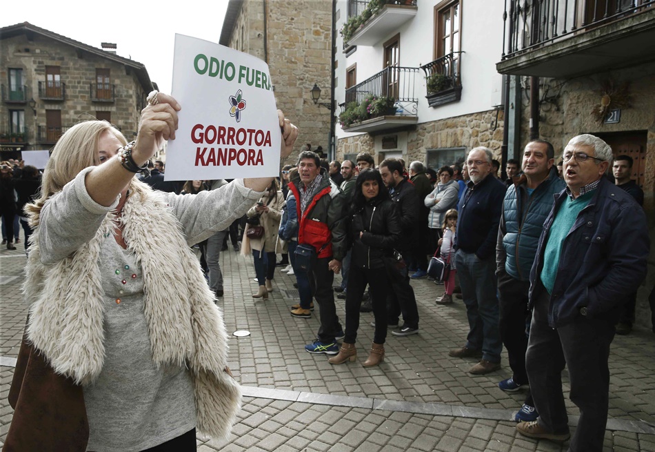Momento en el que Consuelo Ordóñez muestra un cartel frente a los convocantes de la protesta. 