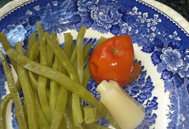 Hervido de verduras con aceite de oliva y manitas de cordero rebozadas