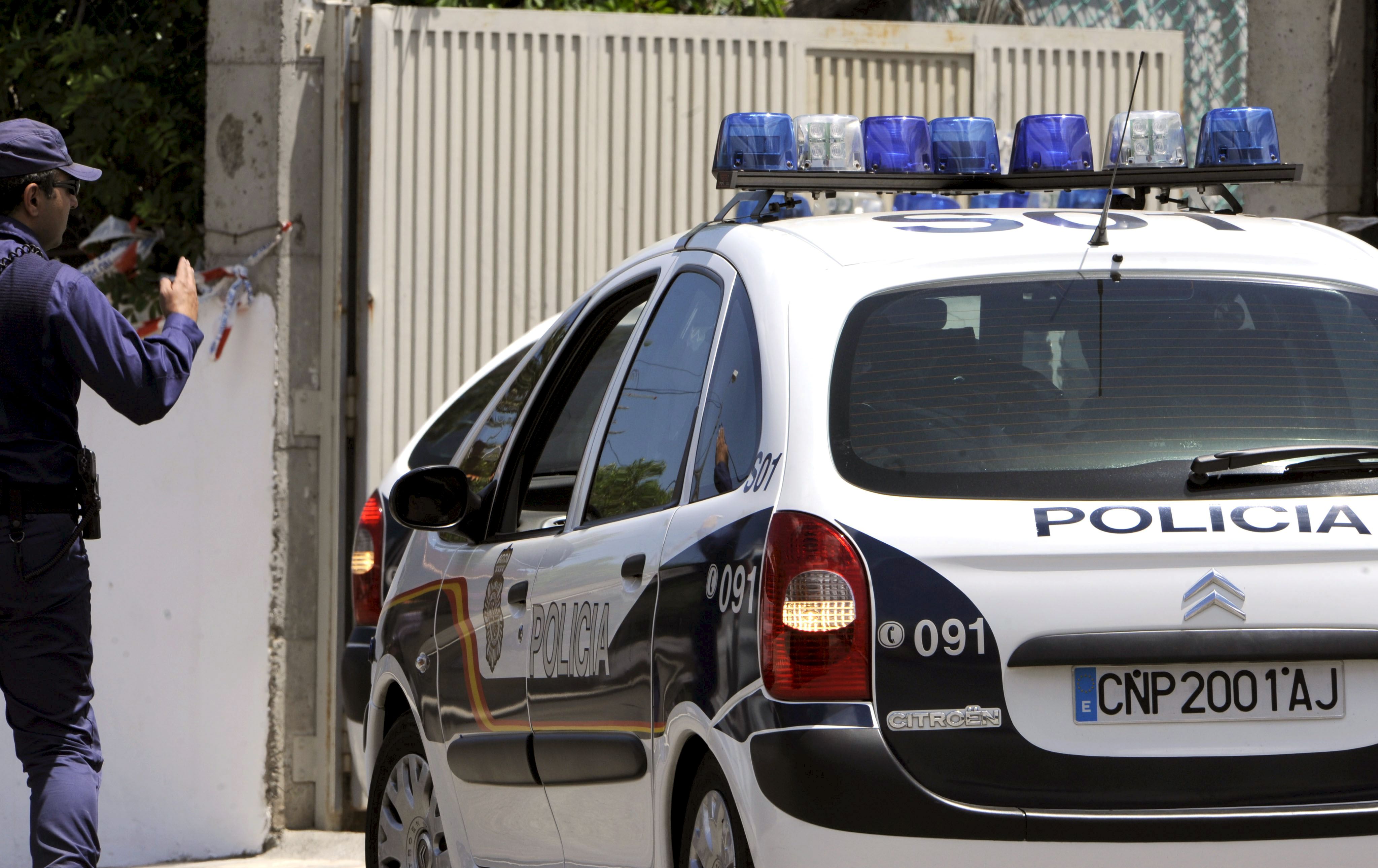 Un coche policial traslada al presunto homicida tras su detención, en Granada.