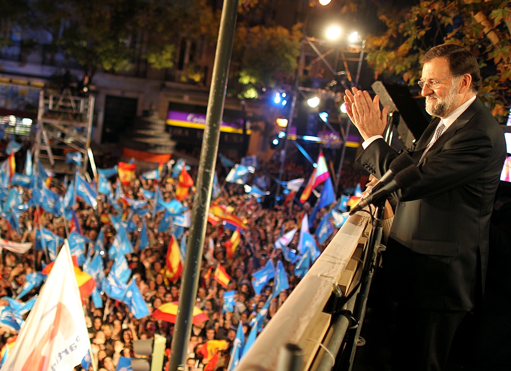 Mariano Rajoy saluda desde el balcón de Génova tras ganar las elecciones generales