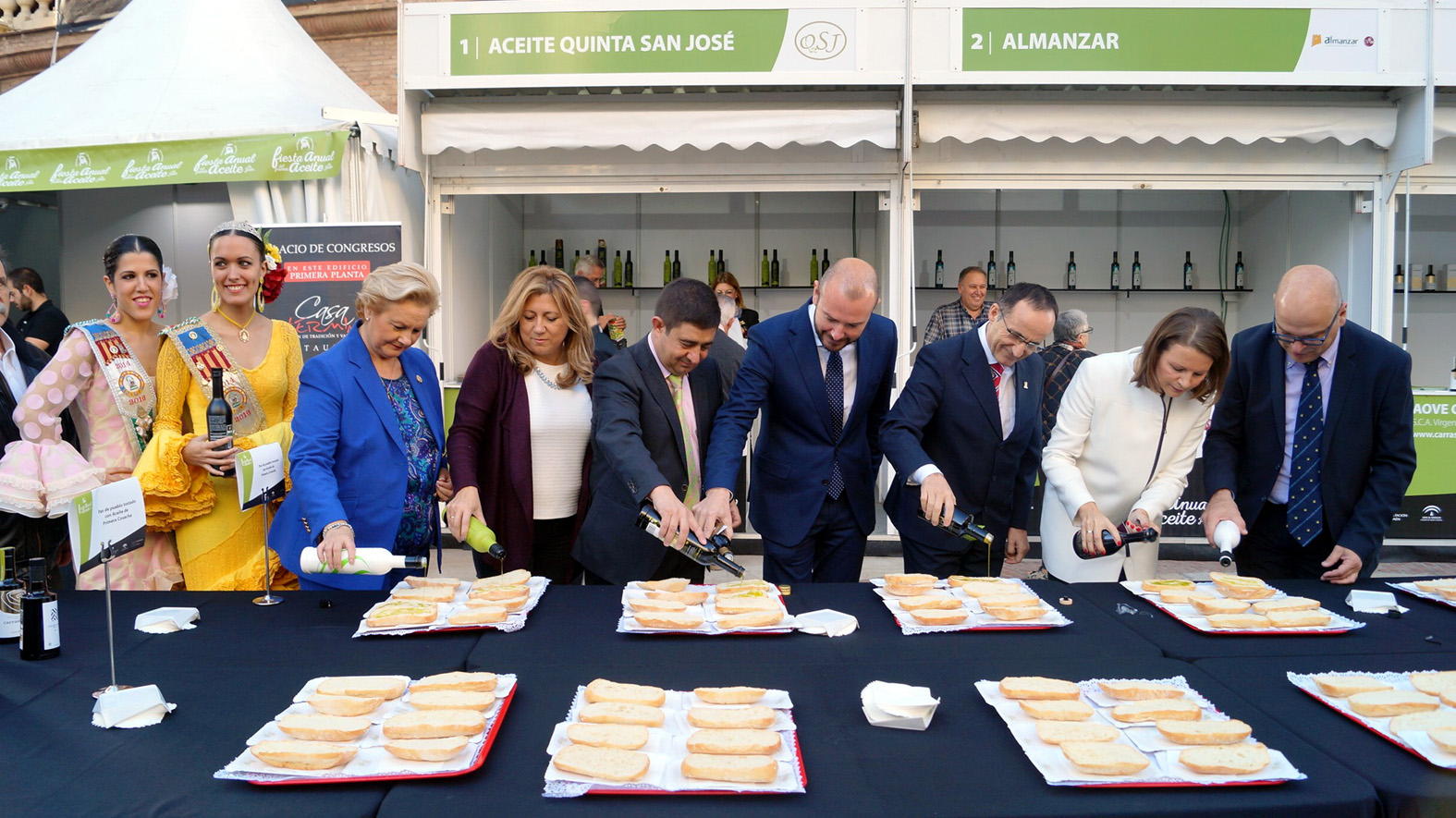 Autoridades preparando tostadas con aceite en la Fiesta del Primer Aceite de Jaén, en Valencia, en 2015.