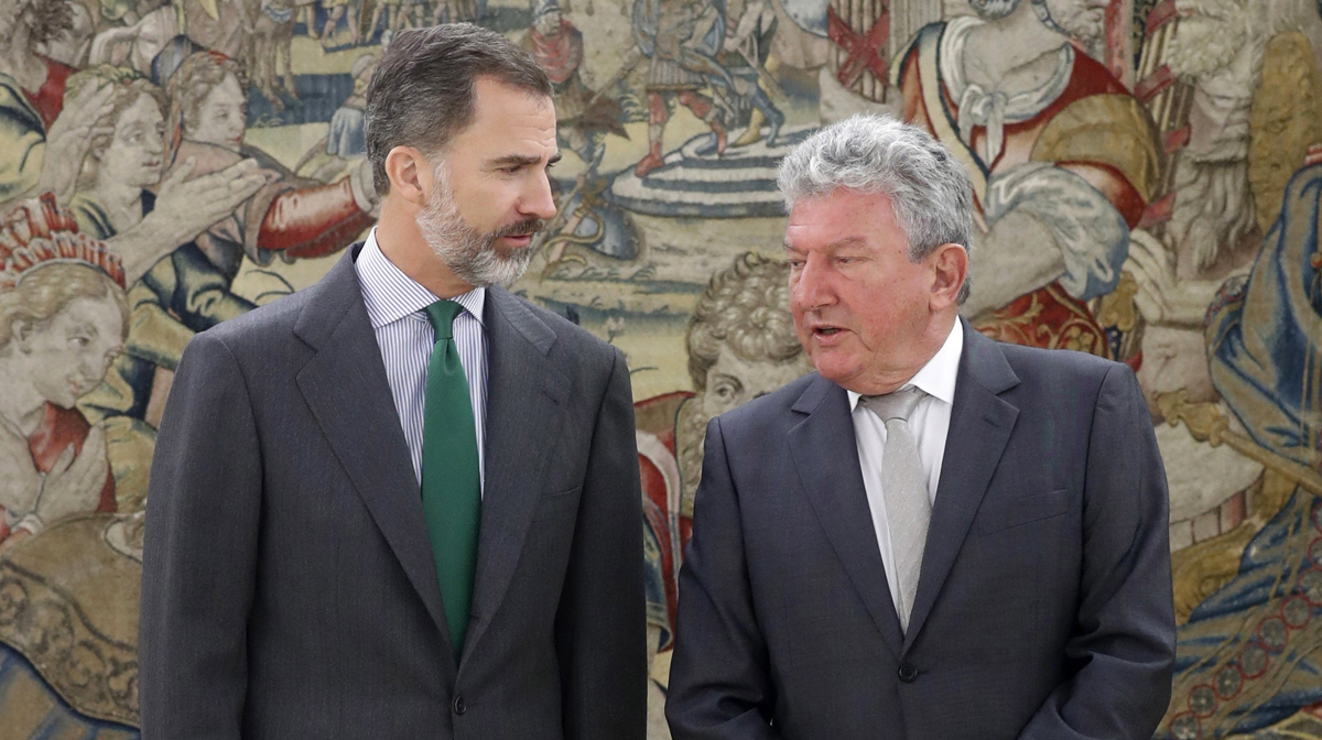 El rey Felipe VI conversa con el diputado de Nueva Canarias (NC), Pedro Quevedo (d), a quien ha recibido hoy en el Palacio de la Zarzuela en la primera jornada de su ronda de contactos para buscar candidato a la investidura. 