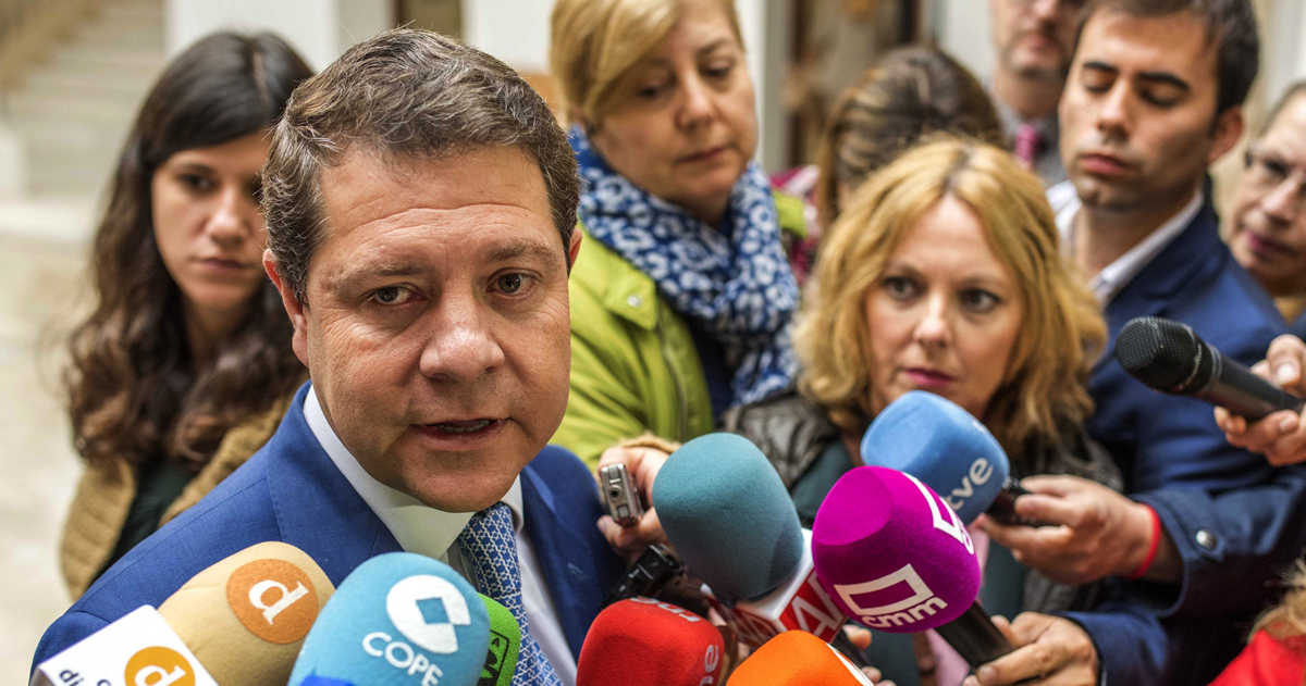 El presidente de Castilla-La Mancha, Emiliano García-Page, atiende a los medios.