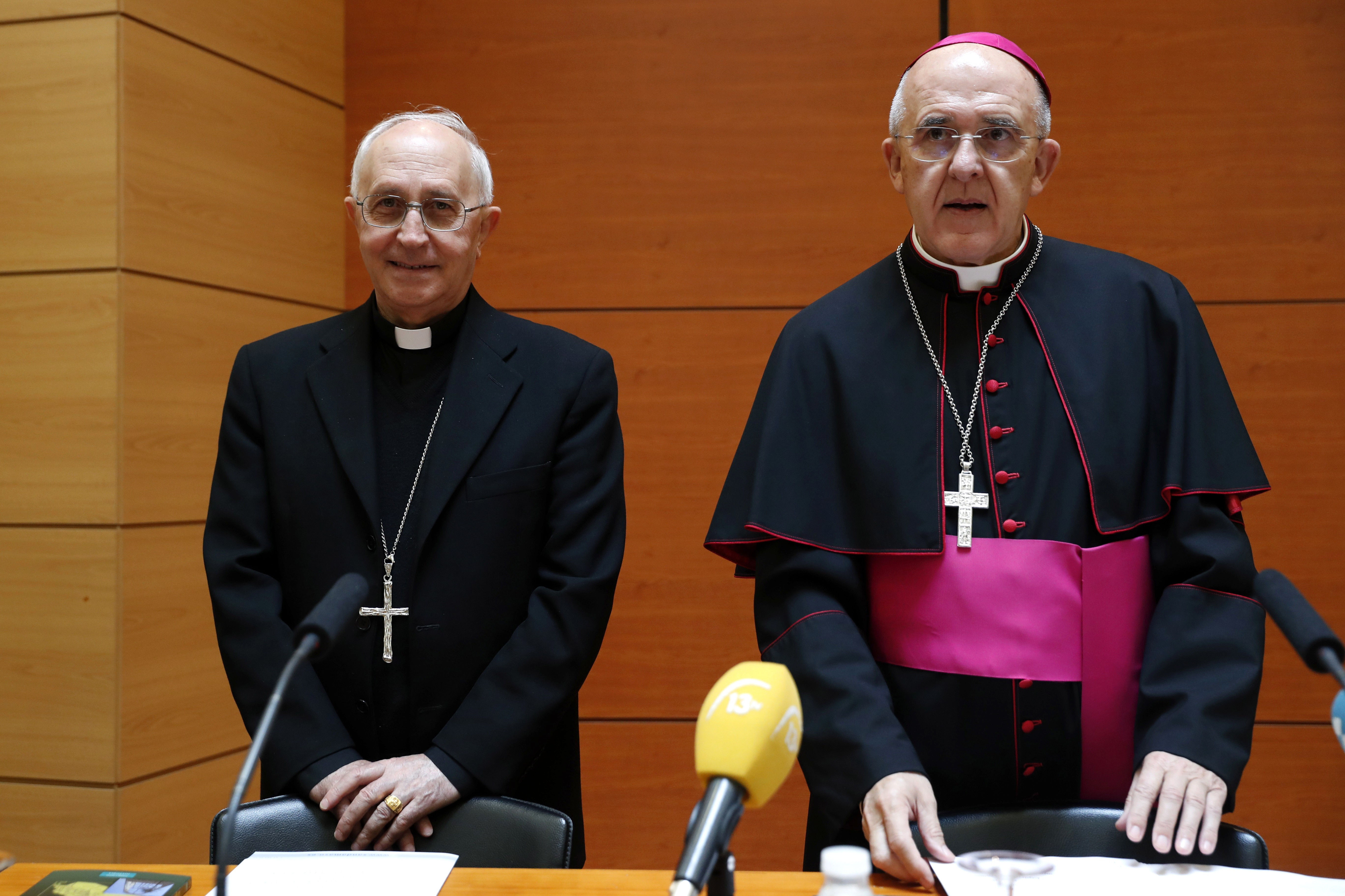 El cardenal Fernando Filoni (i), prefecto de la Congregación para la Evangelización de los Pueblos, junto al arzobispo de Madrid, Carlos Osoro. 