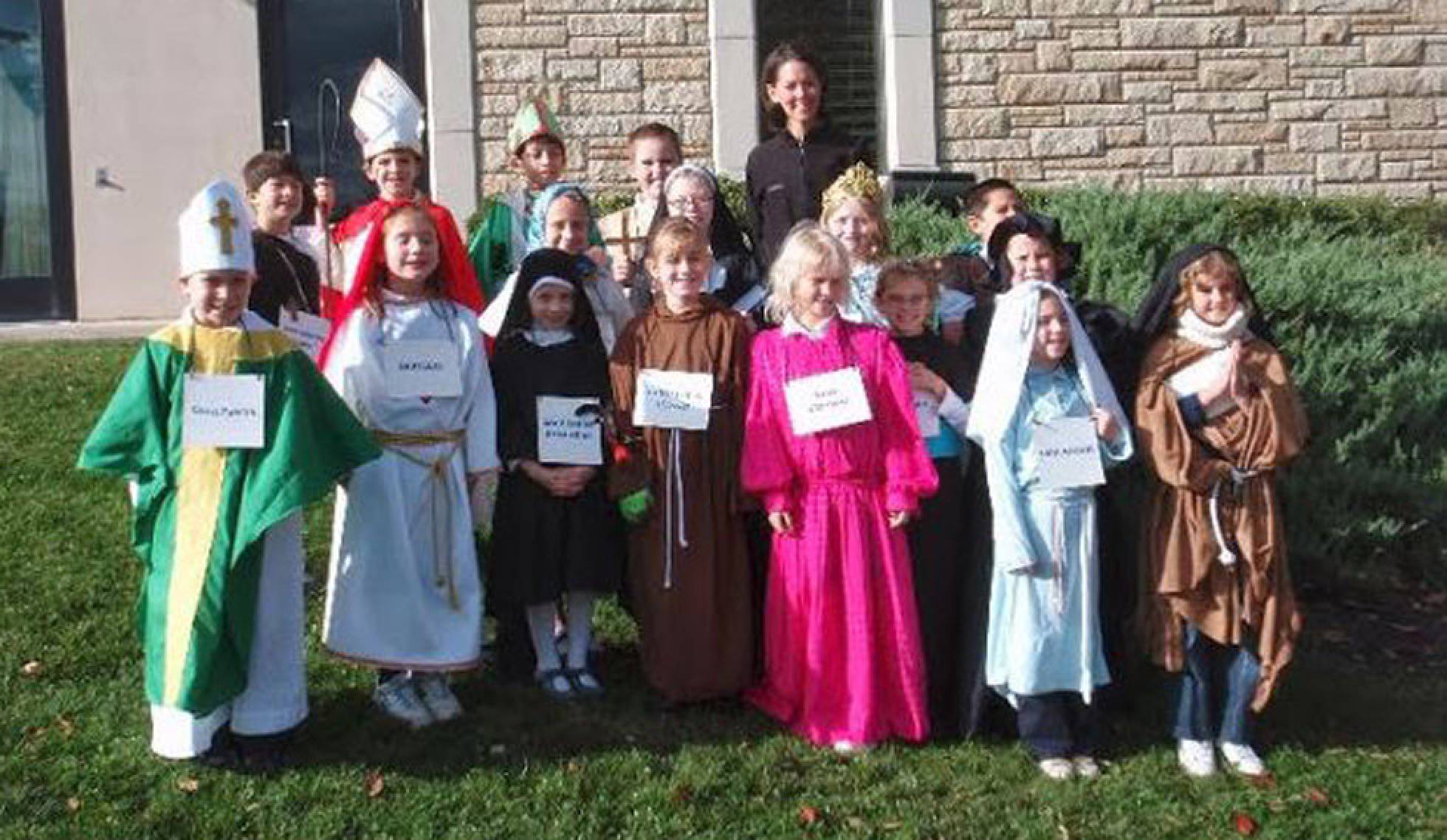 Niños disfrazados de 'Holywins' piara combatir 'Halloween'. 