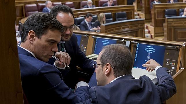 Sánchez con sus dos brazos, Hernando y Luena... En la gestora creen que ninguno de los dos votará ahora con él. EFE