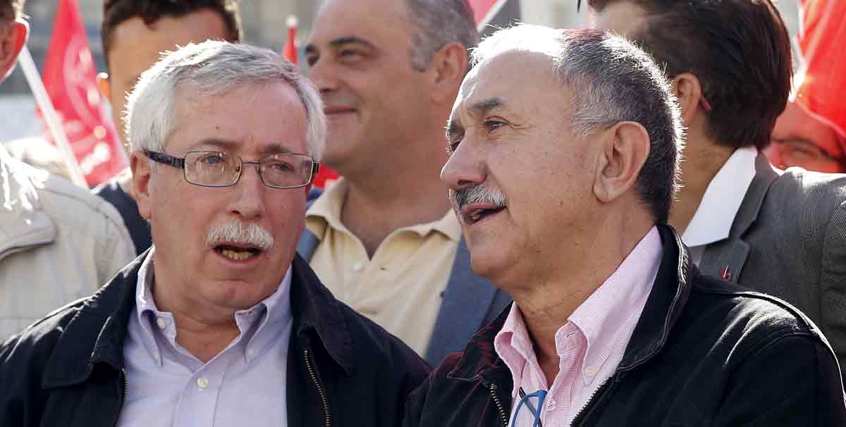Los secretarios generales de CCOO, Ignacio Fernández Toxo (i), y de UGT, Pepe Álvarez (d)