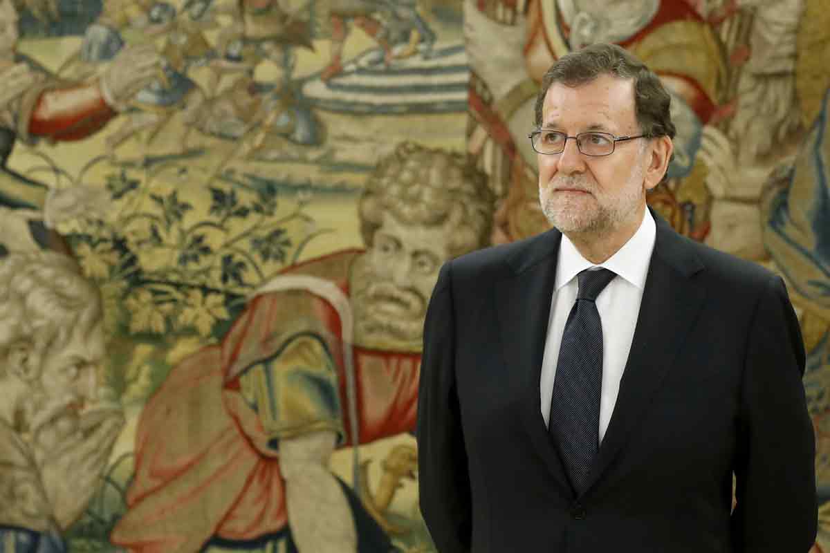 El presidente del Gobierno en funciones, Mariano Rajoy espera ser recibido por el rey Felipe VI, en la segunda jornada de su ronda de contactos para buscar candidato a la investidura. 