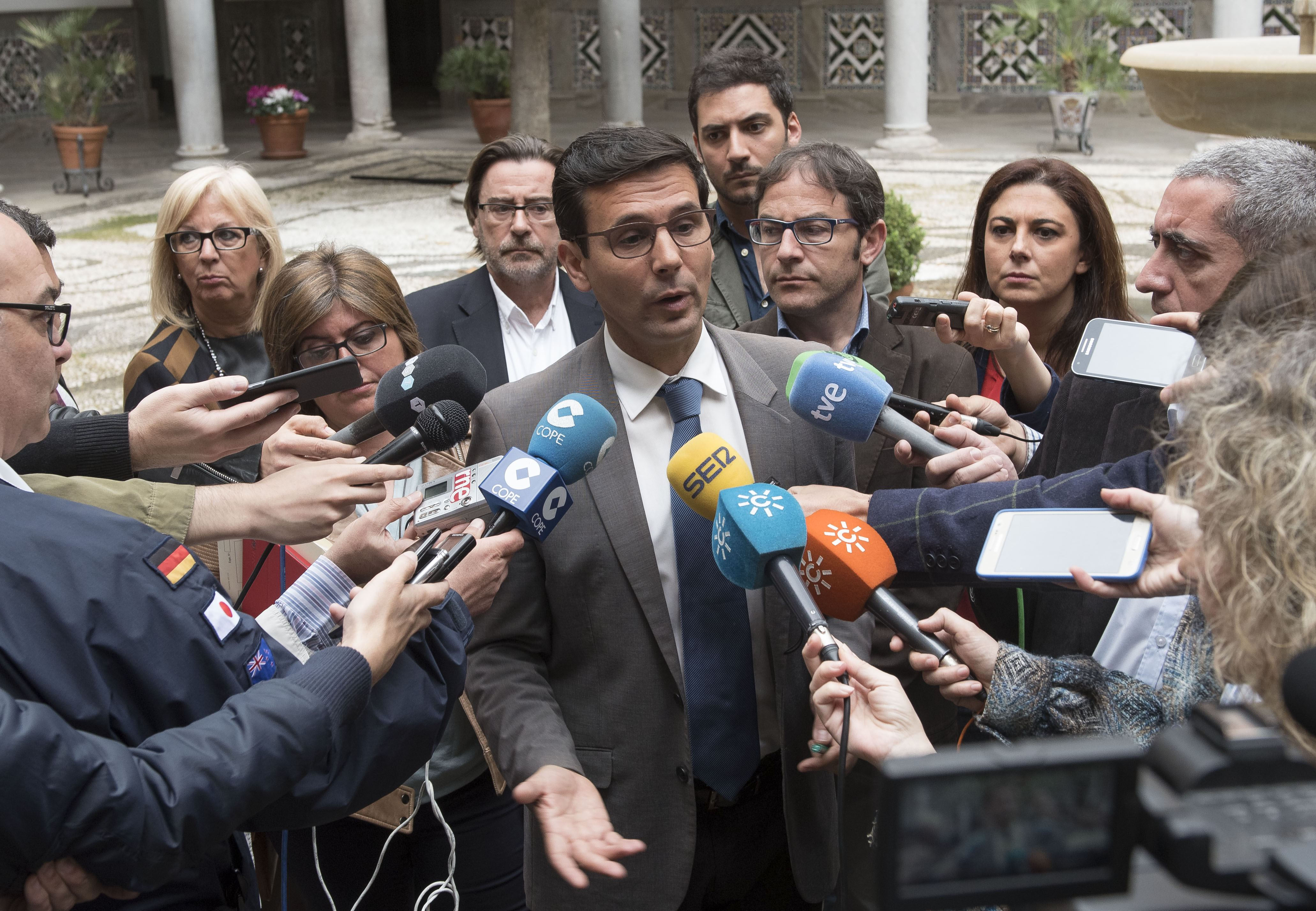 El alcalde, Francisco Cuenca, da explicaciones a los medios.