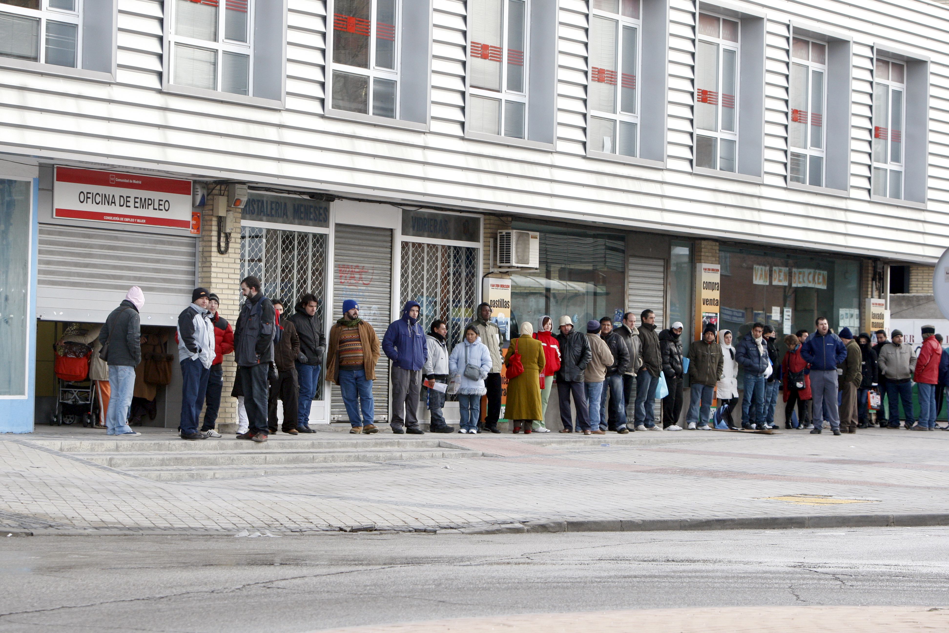 Cola de parados ante una oficina de empleo.