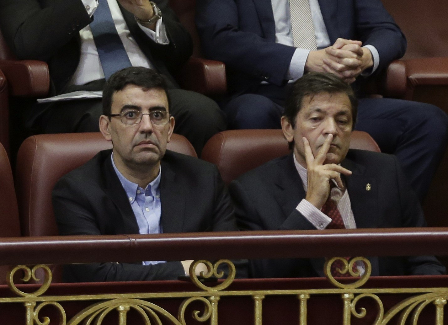 El presidente de la gestora del PSOE, Javier Fernández, y el portavoz de la misma, Mario Jiménez, siguen desde la tribuna de invitados del Congreso la investidura