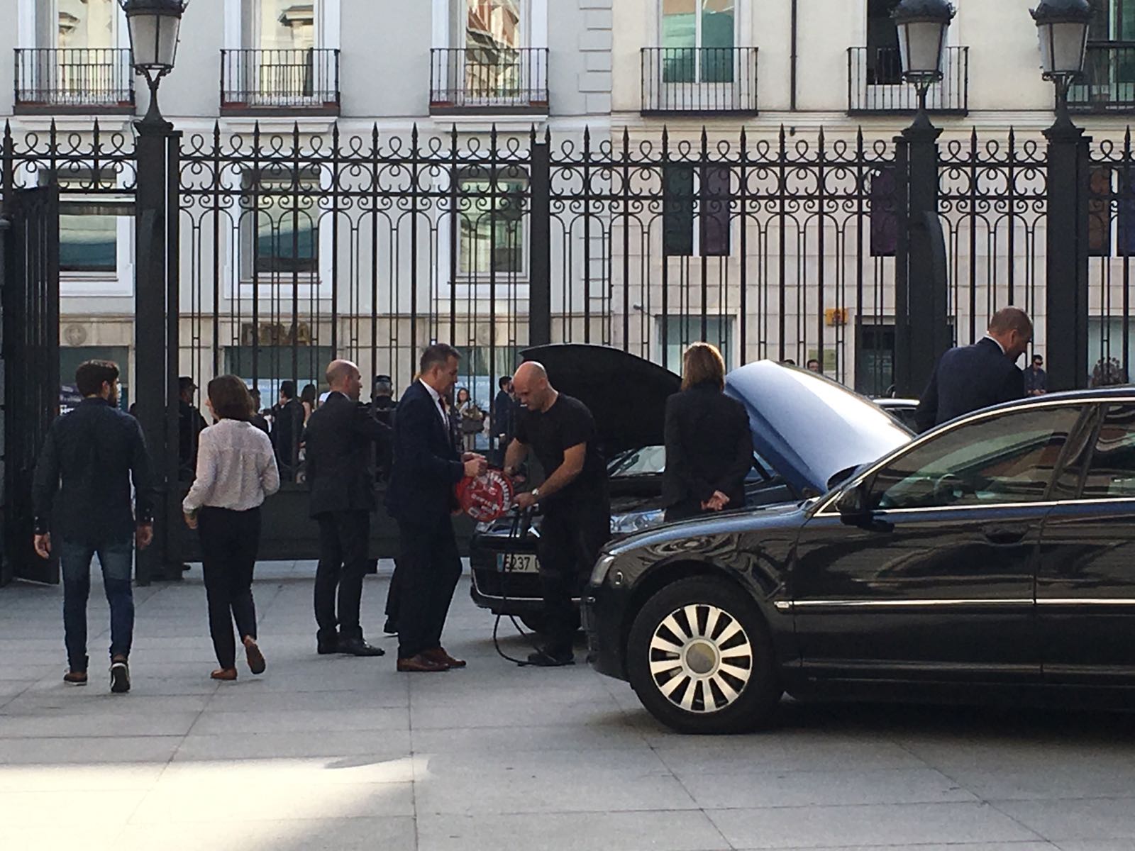 Arrancando el coche oficial con pinzas. Arrancando el coche oficial con pinzas.