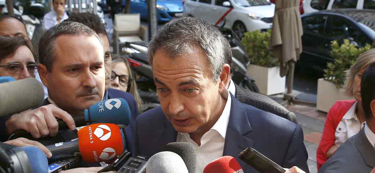 El expresidente del Gobierno José Luis Rodríguez Zapatero, durante las declaraciones que ha realizado hoy a los periodistas. 