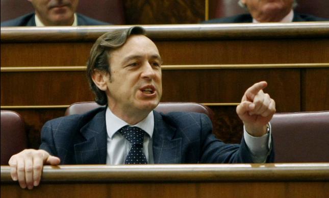 En 2005, Rafael Hernando intentó agredir a Rubalcaba