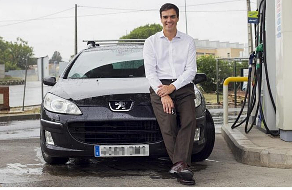 Una vez más el coche de Pedro Sánchez vuelve a ser famoso en las redes sociales. 