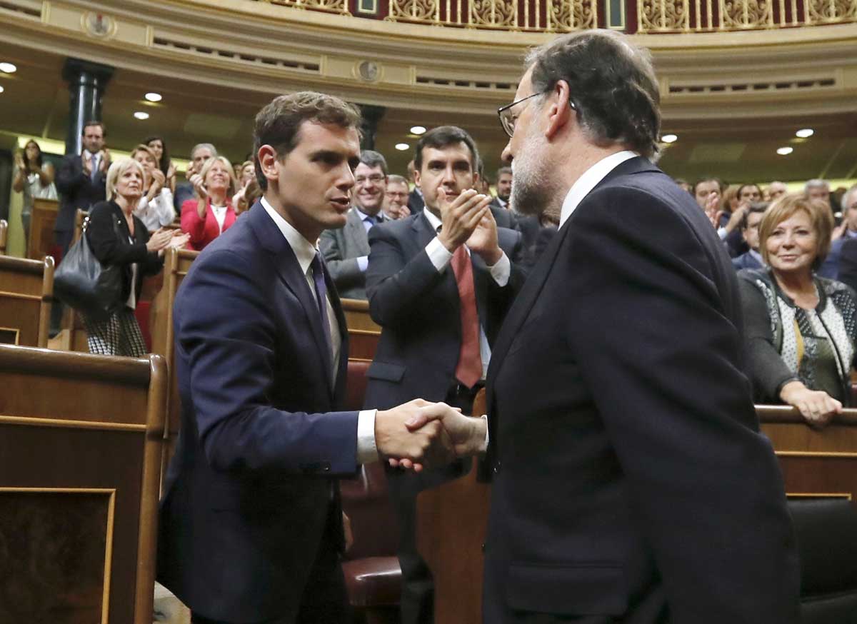 Mariano Rajoy recibe la felicitación de Albert Rivera tras ser investido presidente