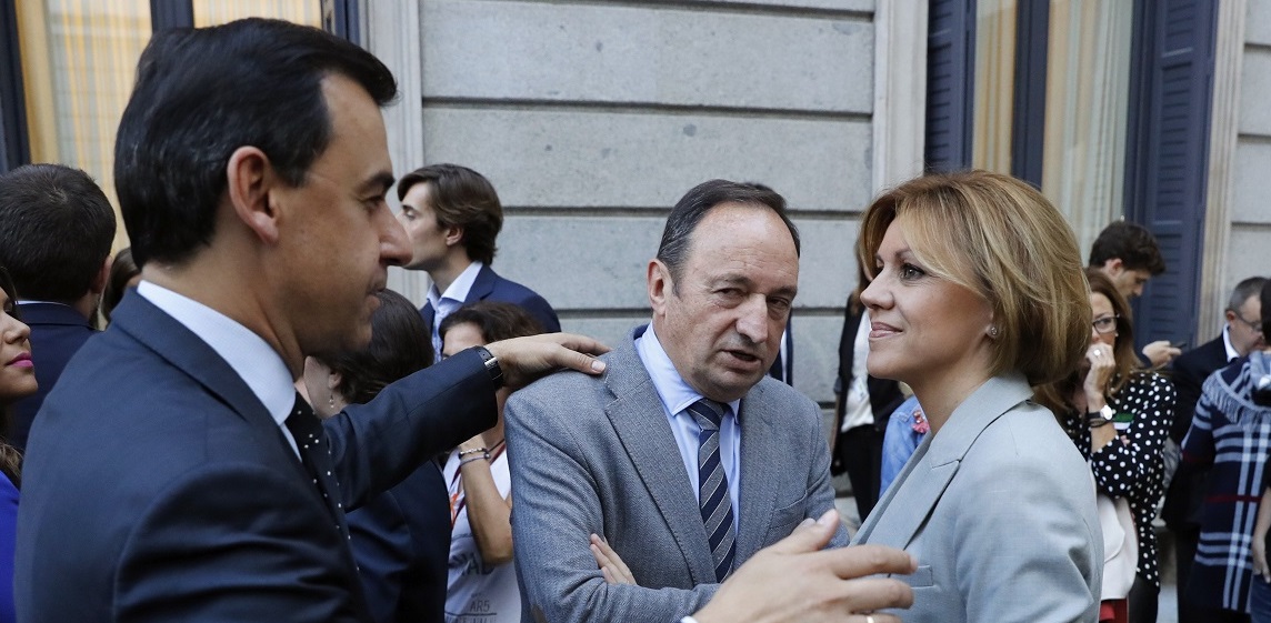 Fernando Martínez-Maíllo habla con Pedro Sanz y María Dolores de Cospedal en el patio del Congreso