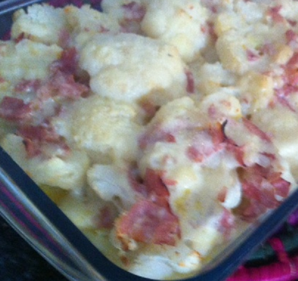 Coliflor al horno con jamón cocido y salmón asado con cebolla dulce