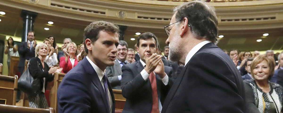 Rivera felicita a Rajoy ayer en el Congreso de los Diputados. 