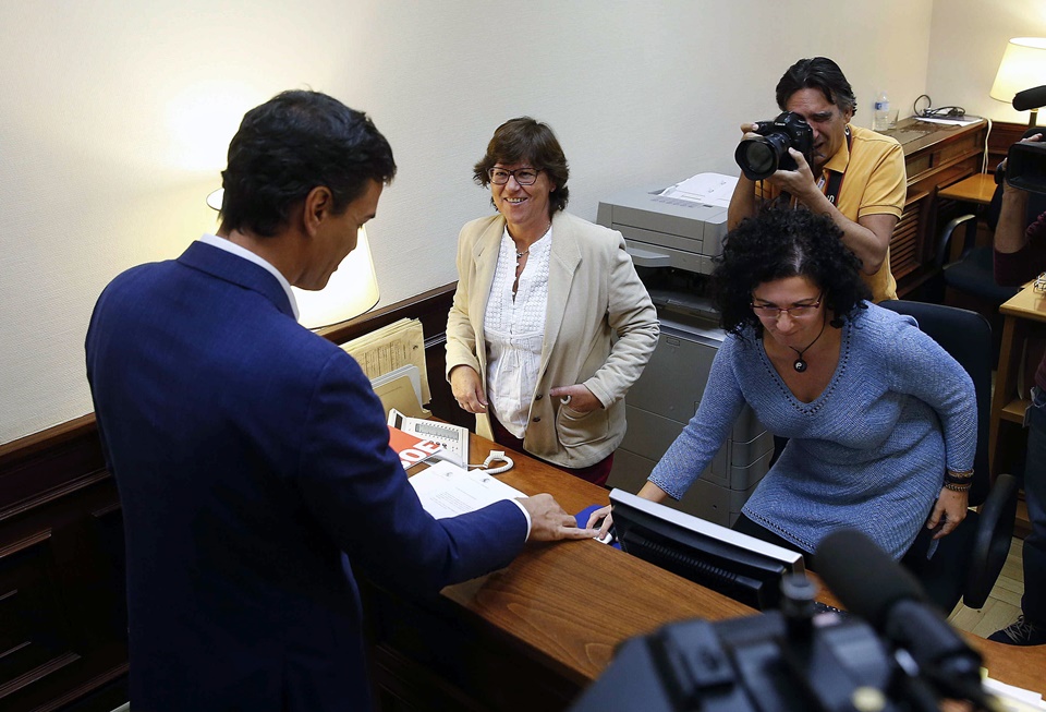 Pedro Sánchez durante el acto administrativo de renuncia al acta de diputado ayer por la mañana.