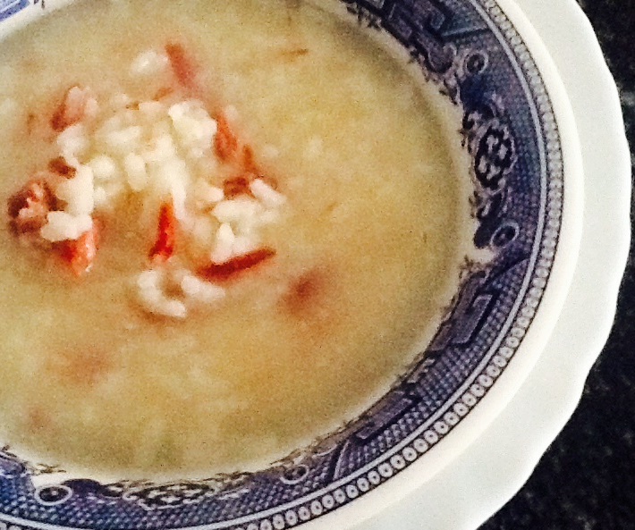 Sopa de arroz con jamón y patatas rellenas de salchichas