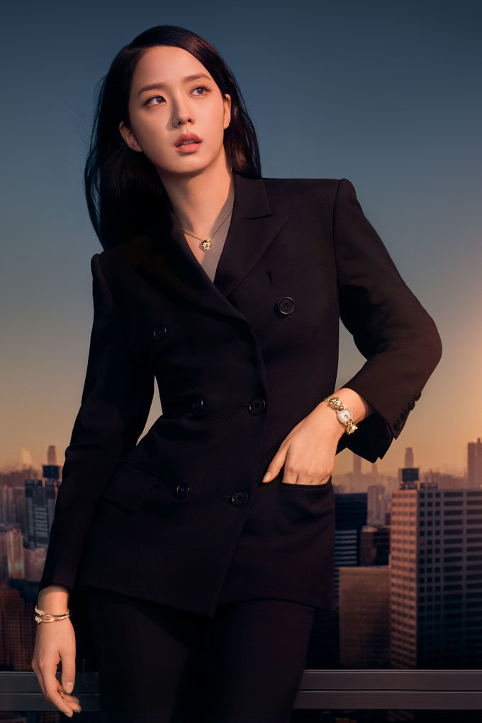 Jisoo-cartier-panthere-2022-vogue-sg-680x1020-1.jpeg