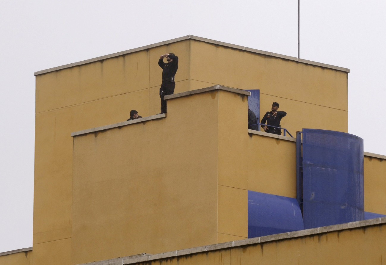 Efectivos de la Policía Nacional en la azotea del Centro de Internamiento de Extranjeros (CIE) de Aluche, en Madrid.
