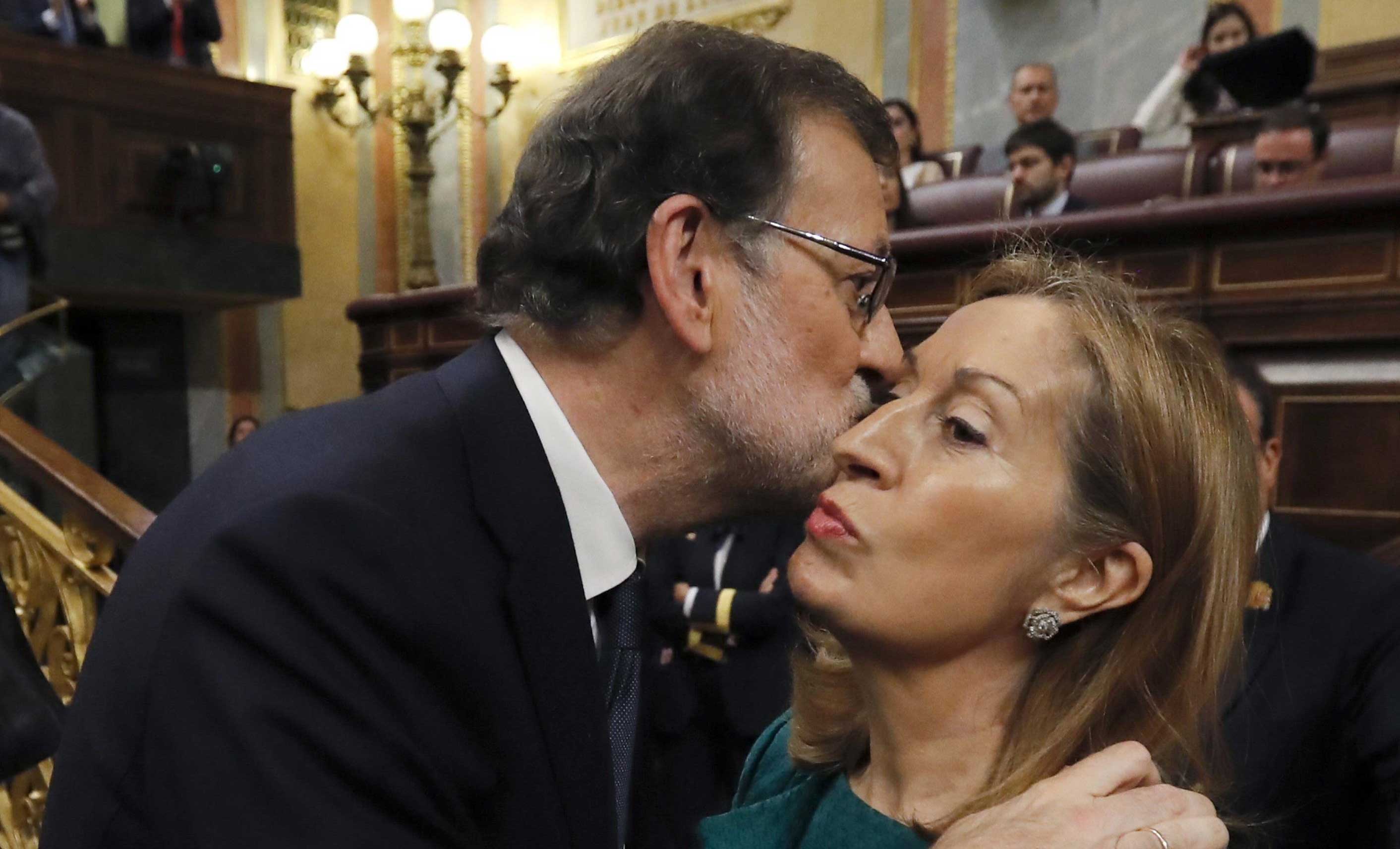 Imagen de archivo de Ana Pastor y Mariano Rajoy el día en que éste fue investido presidente del Gobierno.