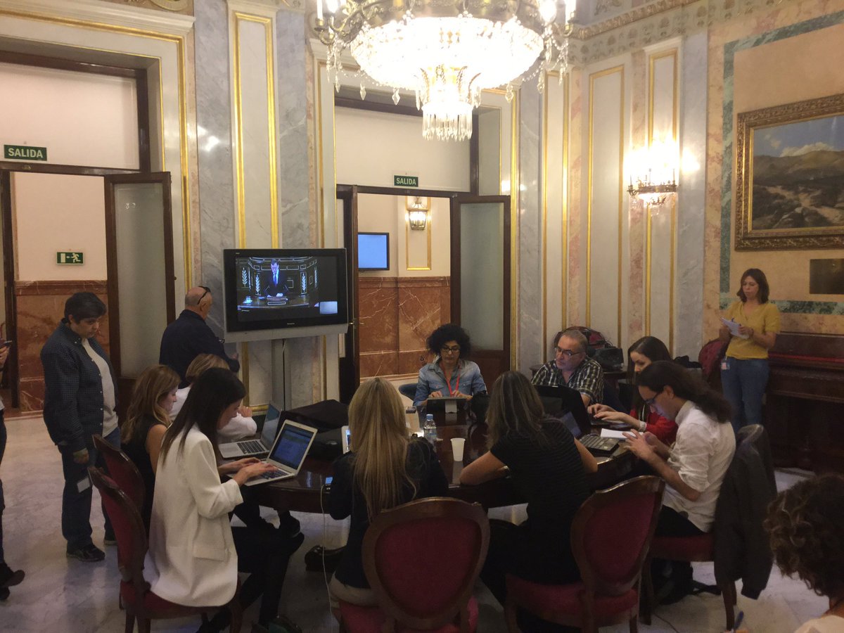 Periodistas siguiendo el sábado la segunda sesión del debate de investidura. 