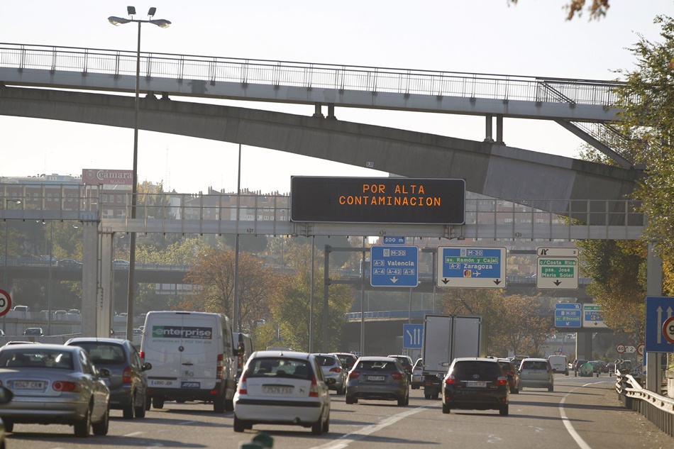 Imagen de un panel luminoso en Madrid advirtiendo estos días atrás de las medias por alta contaminación. (Foto: EFE)