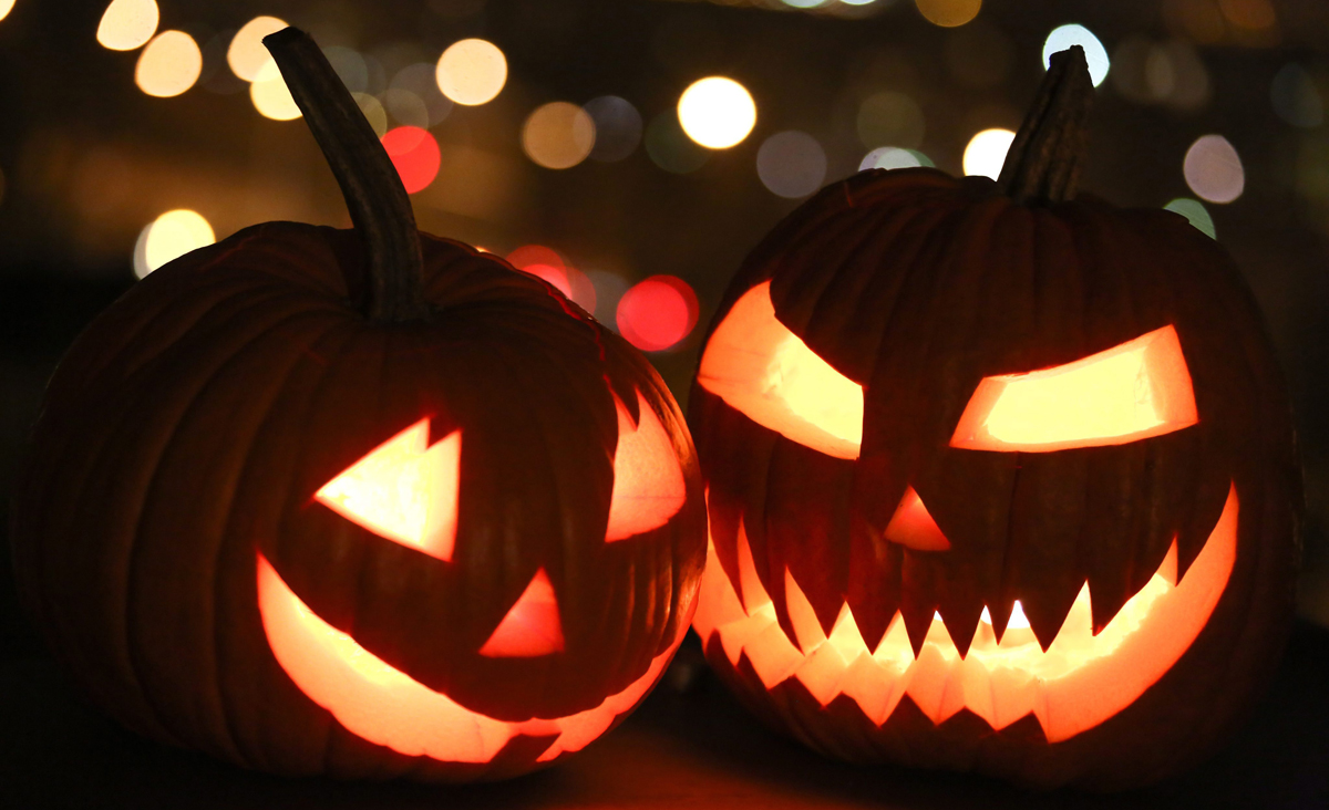 Dos calabazas de Halloween son exhibidas en una casa