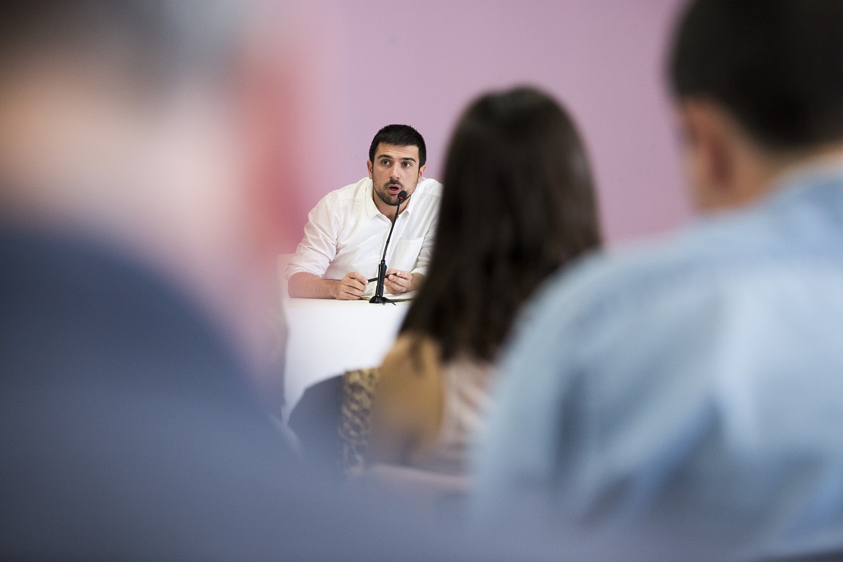 Ramón Espinar dando explicaciones en rueda de prensa