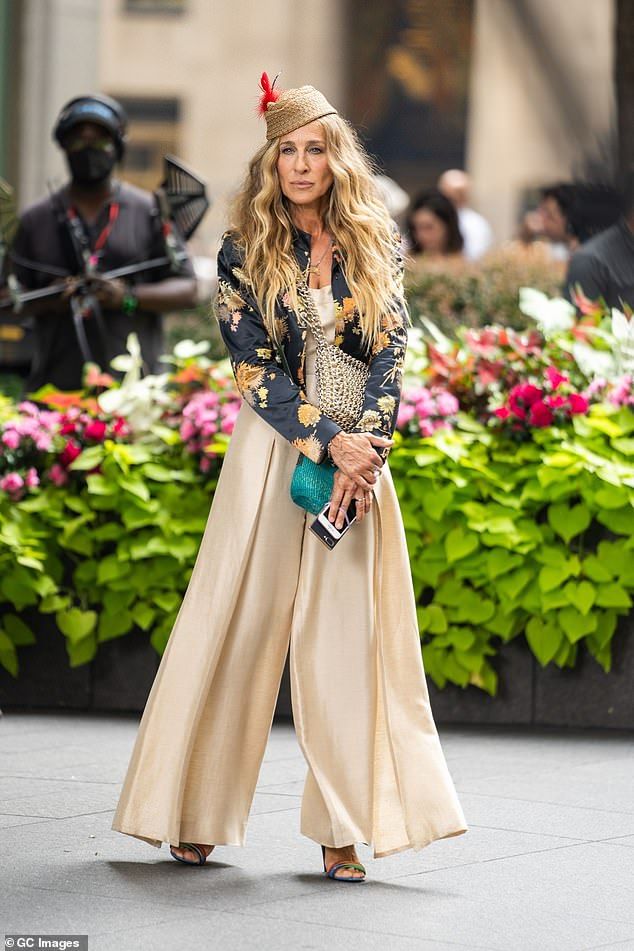 Carrie-Bradshaw-revisits-beloved-style-tricks-in-And-Just-Like-That_.jpeg