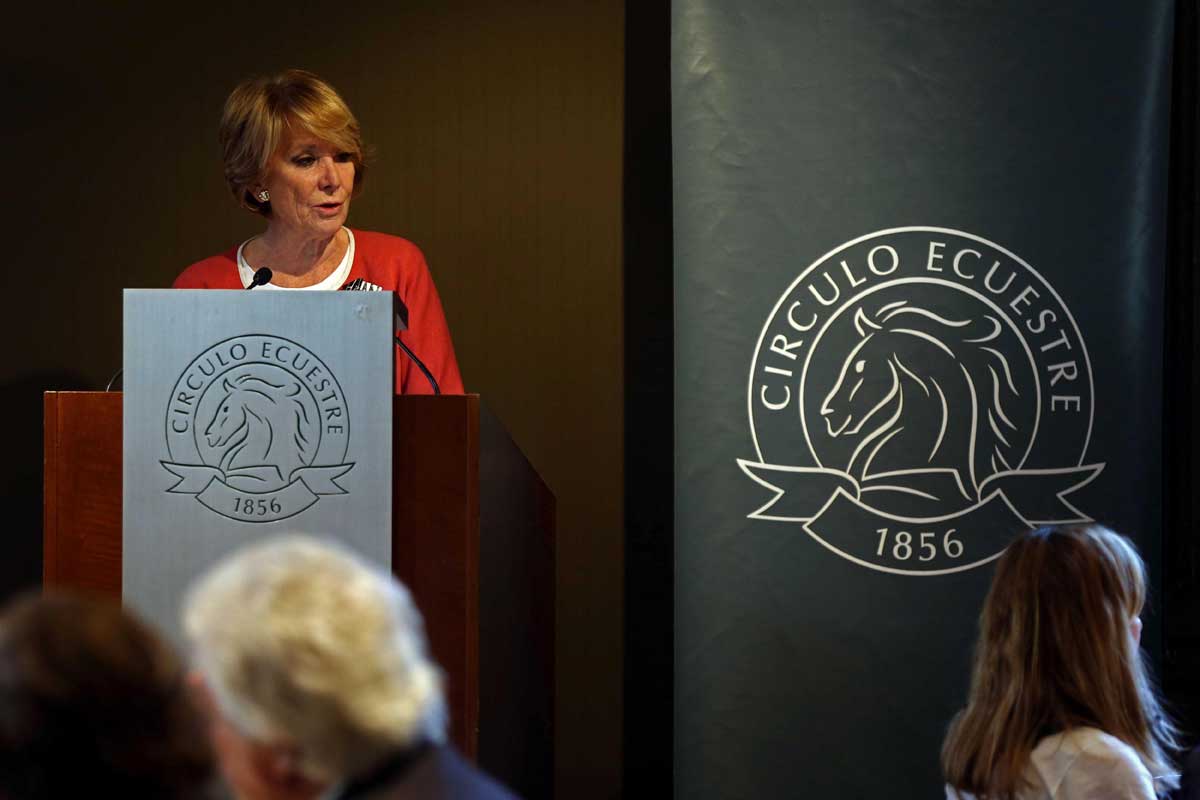 La portavoz del PP en el Ayuntamiento de Madrid, Esperanza Aguirre, durante su conferencia en el Círculo Ecuestre de Barcelona. 