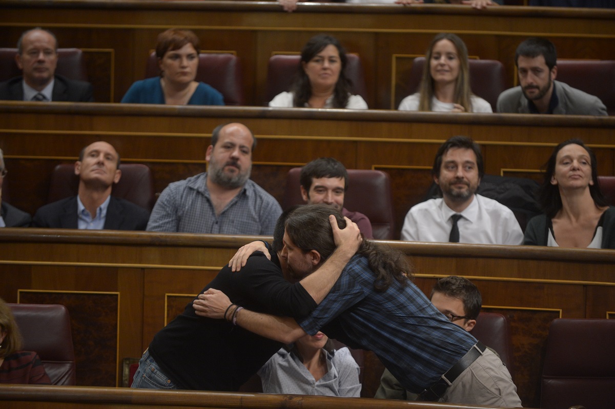 Ramón Espinar y Pablo Iglesias abrazándose durante la investidura de Rajoy
