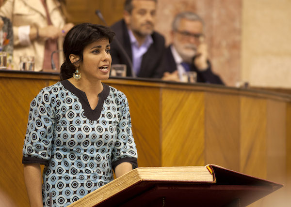 Teresa Rodríguez en la tribuna del Parlamento de Andalucía.
