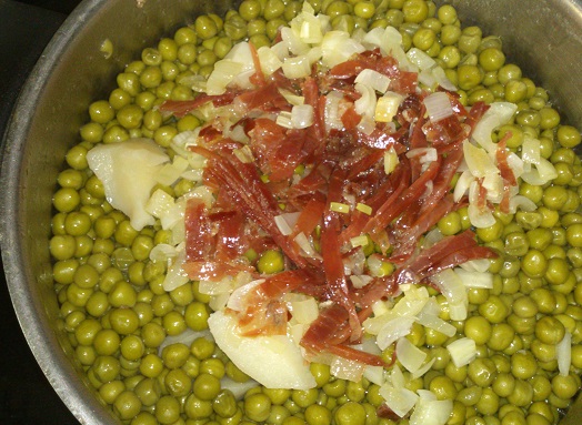 Guisantes guisados con jamón y lomo de cerdo con manzana