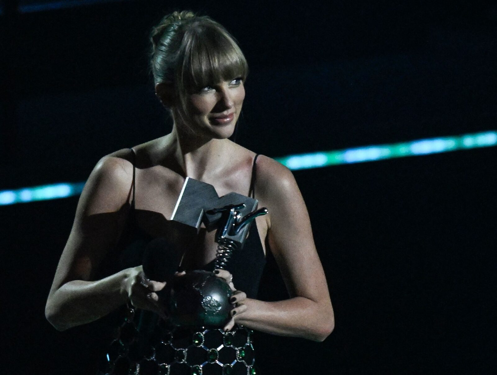 US singer-songwriter Taylor Swift poses with the award for «Best Longform Video» during the 2022 MTV Europe Music Awards in Düsseldorf, on November 13, 2022. (Photo by Sascha Schuermann / AFP)
