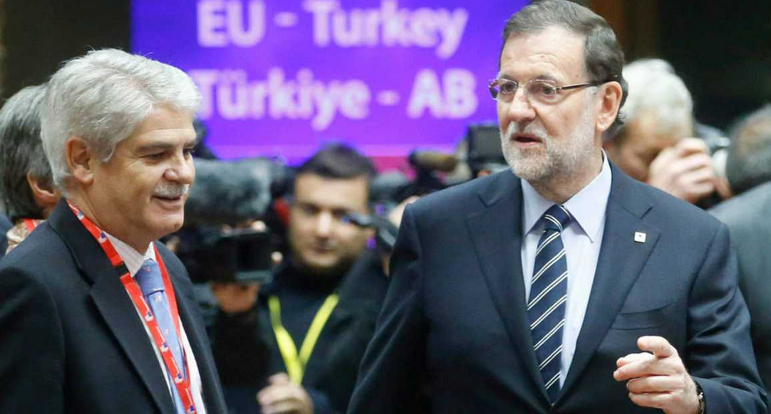 El ministro de Asuntos Exteriores, Alfonso Dastis con el presidente del Gobierno, Mariano Rajoy. 