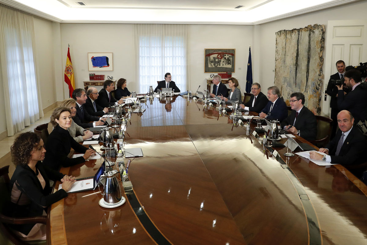 Mariano Rajoy y sus nuevos ministros reunidos en el primer Consejo de Ministros en el Palacio de la Moncloa