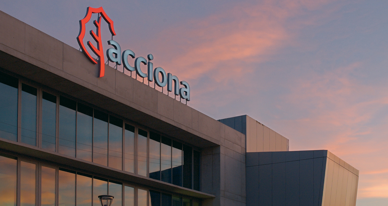 Edificio con el logo de Acciona. Acciona