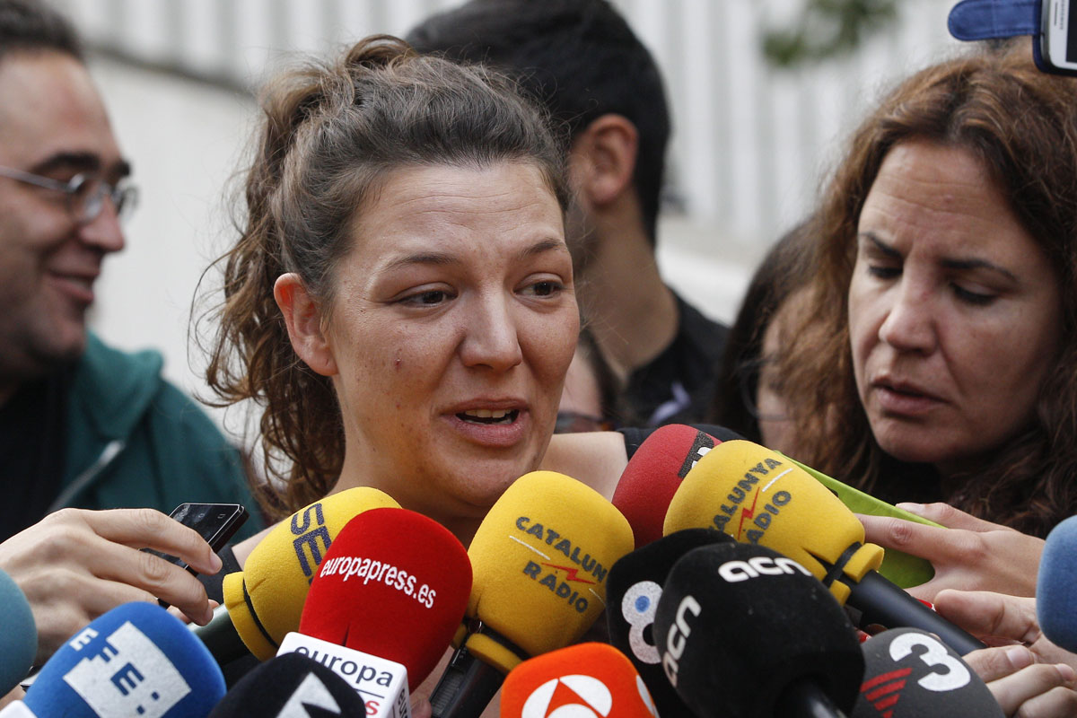 La alcaldesa de Berga (Barcelona), Montse Venturós (CUP), atiende a los medios