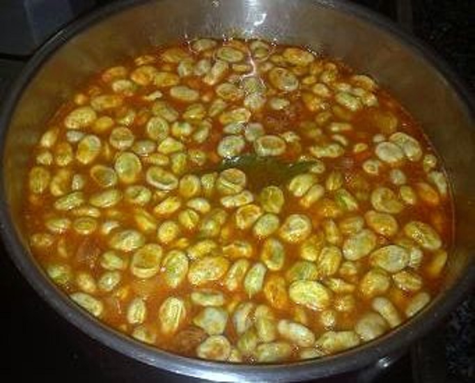 Habitas tiernas con chistorra y perca rebozada con patatas