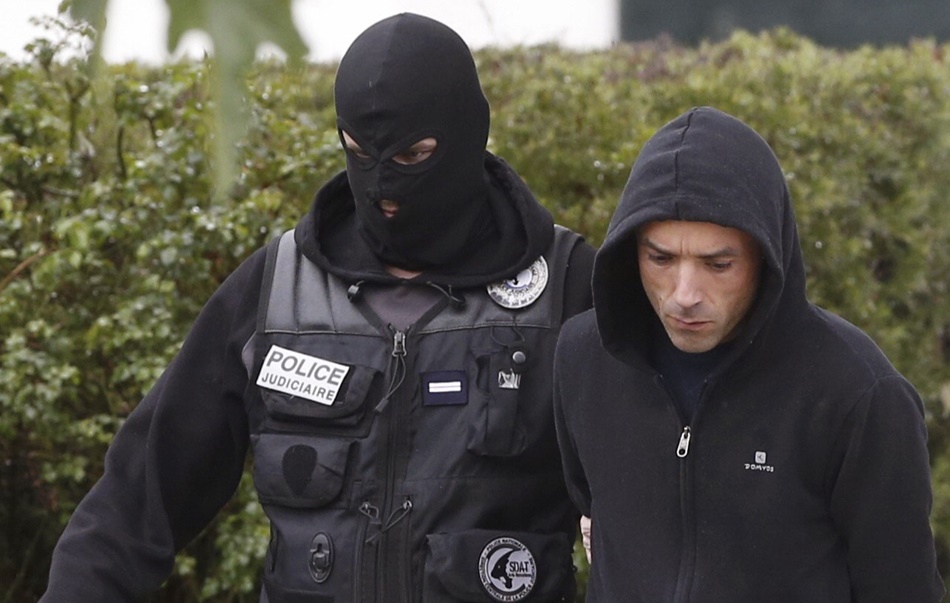 Irastorza conducido por una agente antiterrorista francés tras su detención este sábado en el país galo.