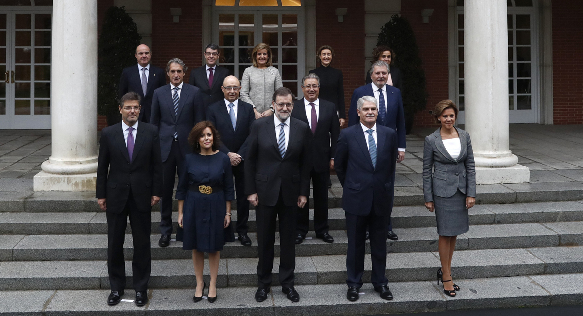 Fotografía de familia de los integrantes del nuevo Gobierno en las escalinatas del Palacio de La Moncloa.